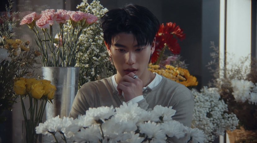 trytostayforw's tweet photo. เดาสตอรี่ MV ว่าเป็นวันครบรอบหรือวันสำคัญอะไรสักอย่าง จากโพสอิทที่เขียนว่า ‘วันนี้วันอะไร?’ ออฟโรดก็เลยพยายามหาดอกไม้มาเซอร์ไพรส์ เอ้นดูความหน้าเครียดหาดอกไม้มาก(🤏🏼) ไม่รู้จักชื่อดอกไม้แต่จะหามาให้เธอให้ได้!

OFFROAD IFYF TEASER
#ออฟโรดไม่รู้จักชื่อดอกไม้TEASER https://t.co/AXkeOmEah9