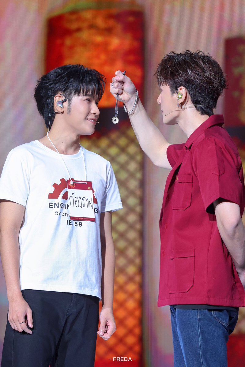fredaaa0907's tweet photo. Just by looking at Nong Kong’s face, you can tell he's starting to make P’Arthit angry🤭
#SOTUS10thYearConcertD1
#SOTUS10thYearConcertD2
#คริสสิงโต #KristSingto
#KristPerawat
#SingtoPrachaya https://t.co/FHf0gwQRCW