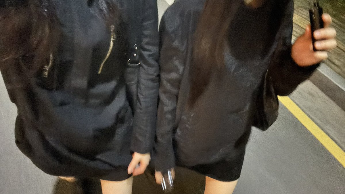 DDEDDI0's tweet photo. 오늘 친구랑 커플룩..😤💕 https://t.co/koz7tlWtzz