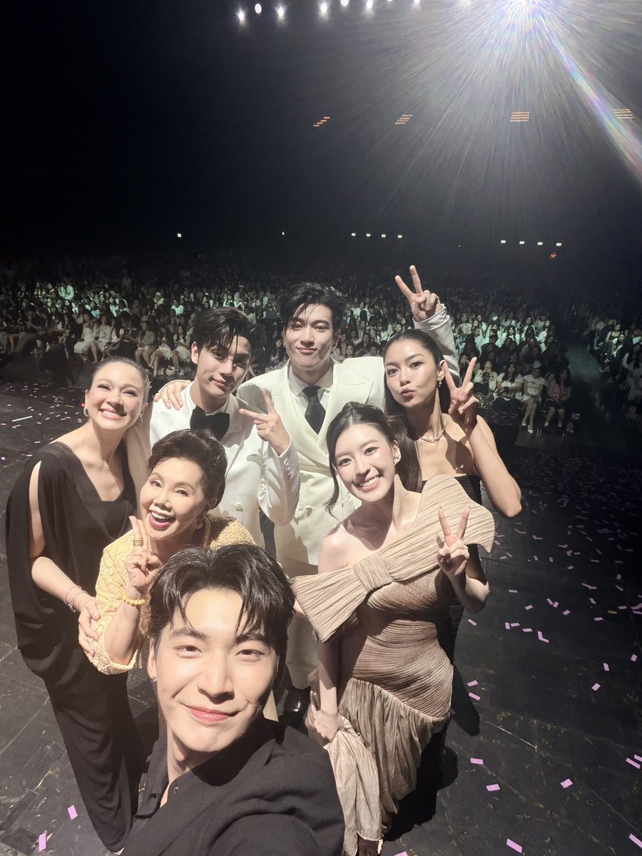 pondponlawit1's tweet photo. สนุกสนาน ดีใจที่ได้ร่วมงานกับทุกคนครับ 😆

#อรุณรุ่ง https://t.co/YanJxYvdr7