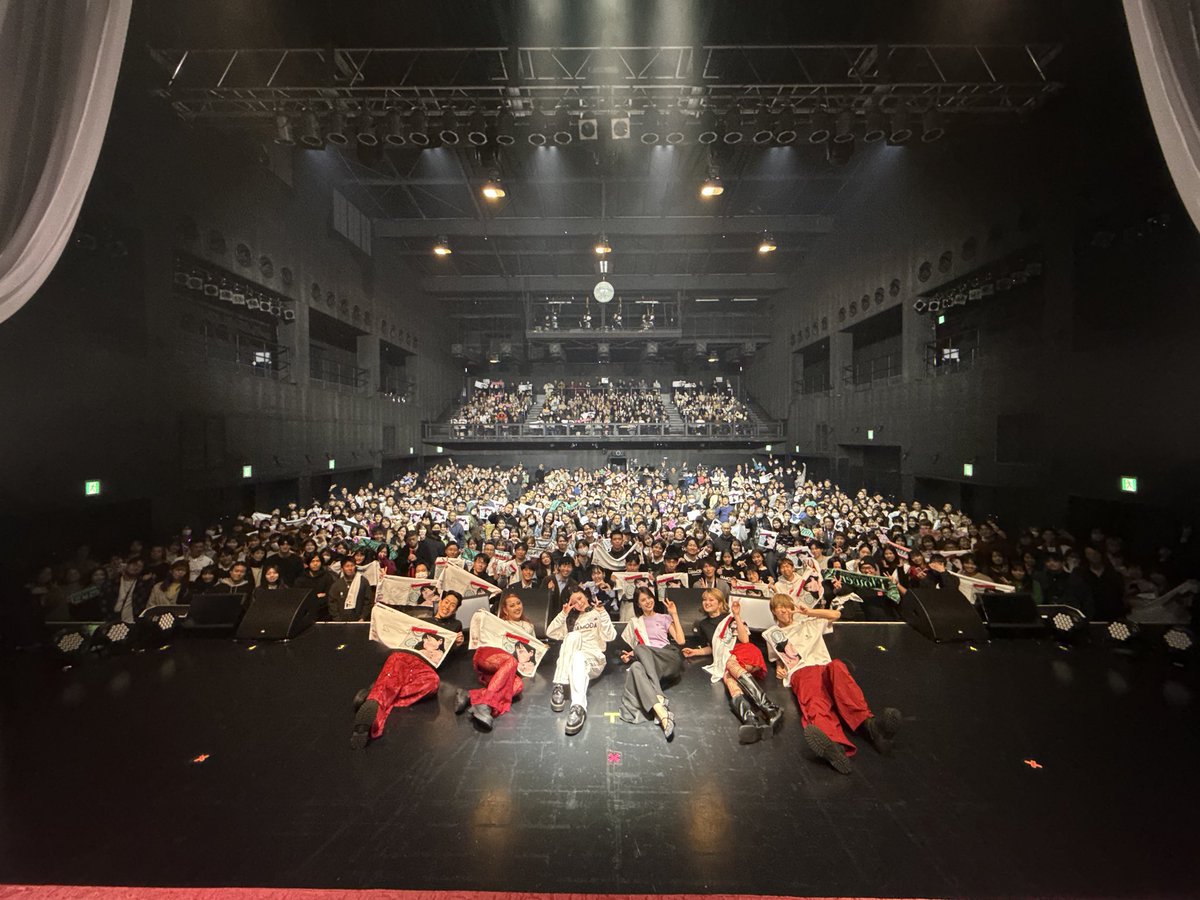 41pgf_wsr's tweet photo. @rei__official_ Luamodaコーデで会場でfreivorと写真を撮ったりして
みんなで大好きな鷲尾さんの歌声を聴くこと
これが楽しみでみんな日々生きる原動力にしているfreivorがほとんどだと思います。
鷲尾さんのその想いはしっかり伝わってます。これからもずっと鷲尾さんについていきます。そしていつも本当にありがとう https://t.co/po4RVm4kNL