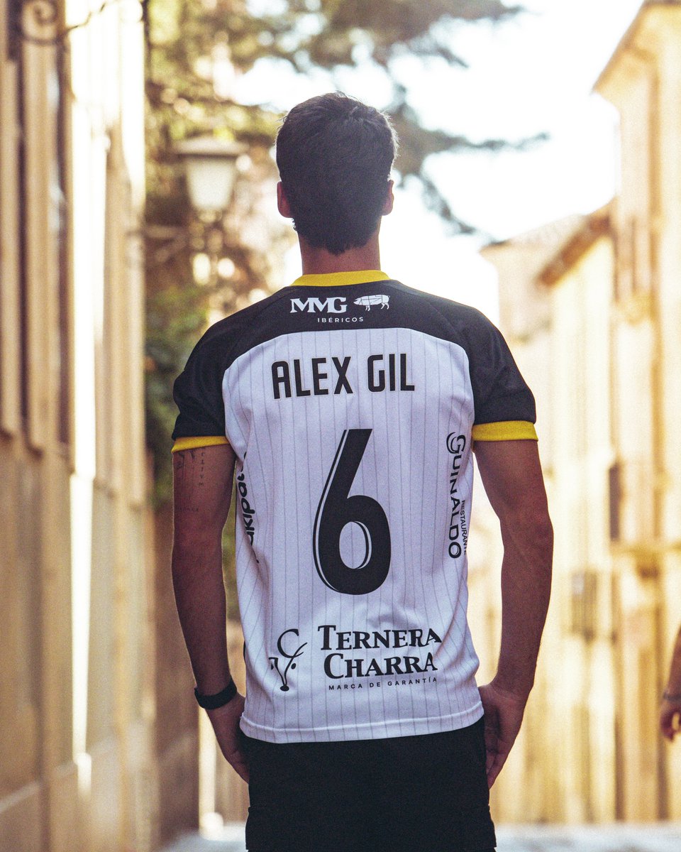 UnionistasCF's tweet photo. 🤤 La camiseta del mejor equipo del mundo no puede lucir más bonita en las calles de la mejor ciudad del mundo.

#DeAquíSomosTodos 🫂 https://t.co/WWxnSNAxGx