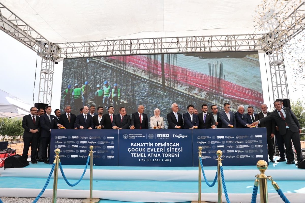 eminsimsekmus's tweet photo. Aile ve Sosyal Hizmetler Bakanımız Sayın @MahinurOzdemir ,Valimiz Sayın @Valiavnicakir ,MBD Holding Yönetim Kurulu Başkanı Sayın Bahattin Demircan ve kıymetli protokolümüzle birlikte Bahattin Demircan Çocuk Evleri Sitesi’nin temel atma törenine katıldık.

Çocuklarımızın güvenli, huzurlu ve sevgi dolu bir ortamda geleceğe hazırlanmasına katkı sağlayacak bu kıymetli yatırımın Muş’umuza hayırlı olmasını diliyor; bu güzel yatırımda emeği ve katkısı bulunan herkese teşekkür ediyorum. Temelini attığımız Bahattin Demircan Çocuk Evleri Sitesi’nin çocuklarımızın yüzünde tebessüme, yarınlarında umuda vesile olmasını temenni ediyorum. 🇹🇷