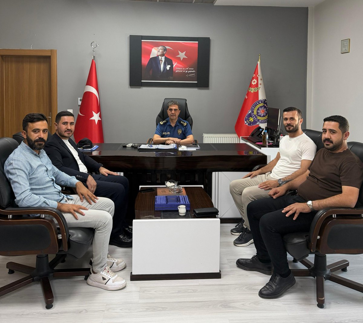 halilyldrm2147's tweet photo. Bismil İlçe Emniyet Müdürlüğü görevine başlayan
Sayın Serdar ÖZDEMİR Müdürümüze hayırlı olsun ziyaretinde bulunduk.

Yeni görevinde kendisine başarılar diliyor; ilçemizin huzuru, güvenliği ve esenliği için yürüteceği çalışmalarda kolaylıklar temenni ediyoruz.

Nazik ev sahipliği ve samimi sohbetleri için Sayın Müdürümüze teşekkür ediyoruz.