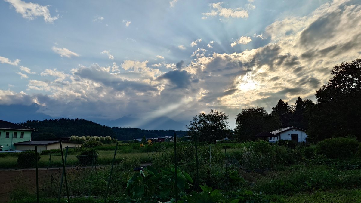 kumaling's tweet photo. 誕生日の空

ひかりふる✨

愛車にもお祝いしてもらいました💕 https://t.co/RuJNcNbh1R