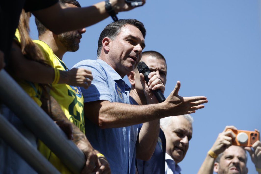 coronel_lima1's tweet photo. 🚨 TRABALHADORES DO BRASIL 🇧🇷 : Flávio Bolsonaro acaba de interromper campanha para barrar o FIM DA ESCALA 6X1 em Brasília.

FLÁVIO INIMIGO DO TRABALHADOR https://t.co/JZClN3HfIL