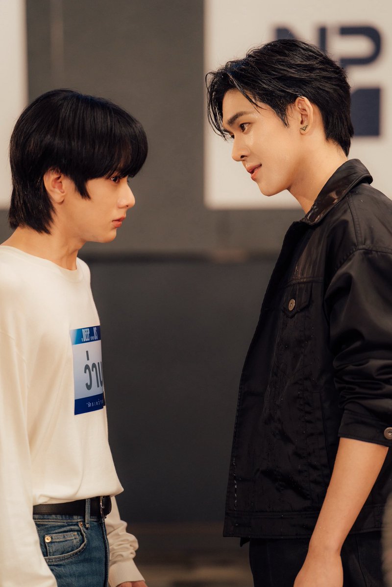 Auautnp's tweet photo. สวัสดีครับ อู่อู๋นะฮะ รับบท เติร์ด ในเรื่อง รักสุดใจนายแฟนบอย #MrFanboySeries ซีรีส์ที่อู๋ได้เป็นนักแสดงหลักครั้งแรกในชีวิต

วันนี้อู๋อาจจะพิมพ์ยาวหน่อยนะฮะ 😭 วันกาล่าความรู้สึกอู๋มันท่วมมากจริงๆจนตอนนั้นพูดอะไรไม่ค่อยออก วันนี้พอมีสติขึ้นมาบ้าง25525เลยอยากมาเล่าความรู้สึกและขอบคุณทุกคนจากใจจริงๆฮะ

ก่อนอื่นเลย อู๋ดีใจมากที่ได้เล่นซีรีส์เรื่องนี้ และในที่สุดก็ถึงเวลาที่ผลงานของพวกเราจะได้ทำงานกับคนดูแล้ว ตื่นเต้นจนบอกไม่ถูกเลยฮะ อู๋กล้าพูดเลยว่าวันเสาร์ที่ผ่านมาเป็นวันที่อู๋ตื่นเต้นที่สุดวันหนึ่งในชีวิต

แต่แปลกมาก วันนั้นอู๋น้ำตาไม่ไหลเลยฮือออทั้งๆที่ข้างในเหมือนอยากร้องตลอดเวลา 5265655 อาจเพราะมันมีหลายความรู้สึกมาก ทั้งดีใจ ภูมิใจไปกับพี่ๆ และทุกคนที่ทำงานด้วยกันแล้วก็แอบกังวลด้วยว่าผลงานของพวกเราจะออกมาเป็นยังไง ทุกคนจะชอบกันมั้ยไรงีเ

คือมันเป็นช่วงเวลาที่อู๋รอมานานมาก จากเด็กคนนึงที่ไม่เคยคิดเลยว่าวันหนึ่งจะมีแฟนคลับมารวมตัวเพื่อเราได้ถึงหลักร้อยหลักพัน จากคนที่เคยคิดว่าความฝันในวงการของเรามันอาจจะจบไปแล้ว จนวันนี้อู๋ได้มายืนตรงนี้ ได้รับโอกาสให้เป็นนักแสดงหลัก และที่ตลกคือได้เล่นเป็น เติร์ด คนที่อยู่ในวงการเหมือนกันอีก255252252

ซีรีส์เรื่องนี้เลยเหมือนทำให้พลังของอู๋กลับมาเต็มอีกครั้งเลยเงงงง ทำให้อู๋รู้สึกว่าตัวเองพร้อมสู้ทุกอย่างมากๆ

อู๋ไม่รู้ว่าผลงานชิ้นนี้จะทำให้ทุกคนชอบอู๋มากขึ้นม้าย หรือทุกคนจะรู้สึกยังไงกับเติร์ด แต่อู๋อยากฝากซีรีส์เรื่องนี้ไว้กับทุกคนจริง ๆ ฮะ อู๋เชื่อว่าพอได้ดูต่อไปเรื่อย ๆ เรื่องนี้จะทำงานกับความรู้สึกของทุกคนได้แน่นอนฮะ🥹🥹

ขอบคุณเซฟมากๆน้าที่อยู่ข้างๆพี่ขอบคุณมากจริงๆที่ทำให้พี่รู้สึกว่าเวลาของเราตอนนี้มันดีมาก และมันพร้อมมากสำหรับ Mr. Fanboy เรื่องนี้แล้ว

ขอบคุณปะป๊าอช พี่กล้า ที่มองเห็นคุณค่าและเชื่อในตัวอู๋ ขอบคุณทีมงานทุกคนที่ทำให้ซีรีส์เรื่องนี้เกิดขึ้นมาได้ ขอบคุณเพื่อนๆพี่ๆ น้องๆ ใน DMD ทุกคน โดยเฉพาะแก๊งลูกปูที่มาด้วยกันแต่แรก ขอบคุณเพื่อนป๋อด้วยนะที่ให้กลจกุตลอดดดดเลิฟๆเพื่อน

แล้วที่สำคัญที่สุด ขอบคุณแฟนๆ ของอู๋ทุกคน ชาวออซของอู๋ ถึงตอนนี้พวกเราอาจจะยังไม่มีชื่อด้อมอย่างจริงจัง แต่ขอบคุณที่รอกันมาตลอด ขอบคุณที่รักอู๋ รักน้อง และคอยอยู่ข้าง ๆ กันแบบไม่มีเงื่อนไขฮะ อู๋เห็นทุกอย่างจริงๆ และมันมีความหมายกับอู๋มากๆเลยนะค้าบบบมุมุ

สุดท้ายขอบคุณคนดูทุกคนเลยนะฮะไม่ว่าจะรู้จักอู๋มานานแล้วหรือเพิ่งรู้จักกันจากเรื่องนี้ อู๋ไม่รู้ว่าอู๋จะตกใครเพิ่มได้ไหม อู๋อาจจะกลายเป็นไทป์ใหม่ๆ ของใครได้หรือเปล่า5252525แต่อู๋อยากฝากตัวเองไว้ในใจทุกคนเพิ่มอีกสักนิดนะฮะ ฝากเด็กคนนี้ไว้ด้วย

เติร์ดในซีรีส์มีบางมุมที่เหมือนอู๋มากเขาเป็นคนที่สู้เพื่อความฝันของตัวเองและวันนี้เขาก็ประสบความสำเร็จในระดับหนึ่งแล้ว

ส่วนอู๋อาจจะยังฮะเงงงง

แต่อู๋ก็อยากไปต่อ อยากรู้ว่าตัวเองจะเดินไปได้ไกลแค่ไหนเหมือนกัน

ฝากพี่ๆ ทุกคนเอ็นดูอู๋ ฝากช่วยสนับสนุนอู๋ แล้วก็ฝาก #MrFanboySeries ของพวกเราด้วยนะฮะพลังของทุกคนมีผลกับการต่อยอดของพวกเรามากจริงๆ ทุกการพูดถึง ทุกคอมเมนต์ ทุกการบอกต่อ มันสำคัญต่อพวกเรามากๆฮะ 
อู๋จะตั้งใจ และจะไม่ทำให้ทุกคนผิดหวังที่มาช่วยกันผลักดันอู๋และซีรีส์เรื่องนี้แน่นอนฮะ

ขอบคุณทุกคนมากจริงๆ
รักนะ จุบุจุบุ 🫶🏻

MR FANBOY CHAPTER 1
#MrFanboyEP1
#รักสุดใจนายแฟนบอยSeries