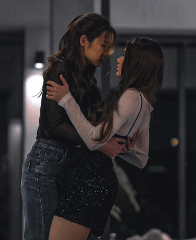 lena_miufanfics's tweet photo. “Elas só queriam esquecer uma noite… acabaram encontrando alguém impossível de esquecer. 🥹💍✨” 
OBS: T1: 😍💍🥹💔

https://t.co/eV8bZ7fKPd

#ลีน่าหมิว #fanfictionLenaMiu 
#LenaMiu #AO3 
#lesbianfiction https://t.co/5vZ5d3hMqS