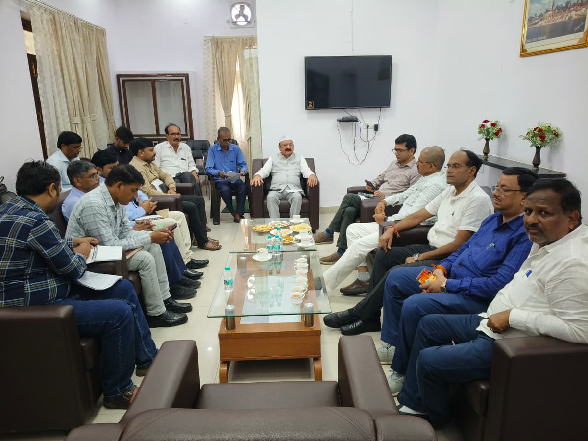 KLSharmaINC's tweet photo. लोकसभा में नेता प्रतिपक्ष एवं रायबरेली से लोकप्रिय सांसद, जननेता आदरणीय श्री राहुल गांधी जी के कुशल मार्गदर्शन एवं सशक्त नेतृत्व में अमेठी और रायबरेली परिवार की सेवा तथा क्षेत्र के विकास के लिए सदैव समर्पित हूँ।

इसी क्रम में आज रायबरेली के पीडब्ल्यूडी गेस्ट हाउस में जनपद रायबरेली एवं संसदीय क्षेत्र अमेठी की विधानसभा सलोन के विकास कार्यों की समीक्षा की।

बैठक में परियोजना निदेशक, ग्रामीण अभियंत्रण विभाग, PWD, जल निगम सहित विभिन्न विभागों के जिला स्तरीय अधिकारी मौजूद रहे। अधिकारियों से विभिन्न विकास परियोजनाओं की प्रगति की जानकारी ली तथा जनहित से जुड़े कार्यों को प्राथमिकता के साथ गति देने, गुणवत्ता सुनिश्चित करने और लंबित कार्यों को समयबद्ध रूप से पूर्ण करने के निर्देश दिए।

रायबरेली और अमेठी परिवार की सेवा, सम्मान और अधिकारों के लिए हर समय पूरी प्रतिबद्धता के साथ खड़े रहना राहुल गाँधी जी की प्राथमिकता है।