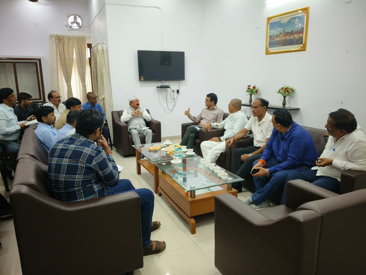 KLSharmaINC's tweet photo. लोकसभा में नेता प्रतिपक्ष एवं रायबरेली से लोकप्रिय सांसद, जननेता आदरणीय श्री राहुल गांधी जी के कुशल मार्गदर्शन एवं सशक्त नेतृत्व में अमेठी और रायबरेली परिवार की सेवा तथा क्षेत्र के विकास के लिए सदैव समर्पित हूँ।

इसी क्रम में आज रायबरेली के पीडब्ल्यूडी गेस्ट हाउस में जनपद रायबरेली एवं संसदीय क्षेत्र अमेठी की विधानसभा सलोन के विकास कार्यों की समीक्षा की।

बैठक में परियोजना निदेशक, ग्रामीण अभियंत्रण विभाग, PWD, जल निगम सहित विभिन्न विभागों के जिला स्तरीय अधिकारी मौजूद रहे। अधिकारियों से विभिन्न विकास परियोजनाओं की प्रगति की जानकारी ली तथा जनहित से जुड़े कार्यों को प्राथमिकता के साथ गति देने, गुणवत्ता सुनिश्चित करने और लंबित कार्यों को समयबद्ध रूप से पूर्ण करने के निर्देश दिए।

रायबरेली और अमेठी परिवार की सेवा, सम्मान और अधिकारों के लिए हर समय पूरी प्रतिबद्धता के साथ खड़े रहना राहुल गाँधी जी की प्राथमिकता है।