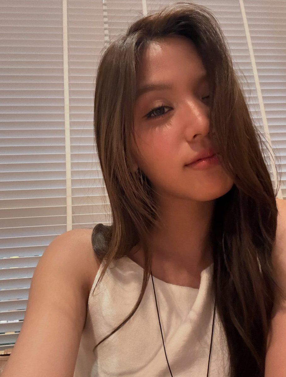 _allthelilies's tweet photo. that’s a face people go to war for a face you’d write poems about a face to keep a picture of a face you’d dream about all day a face sculpted by the gods a face of your first love a face so perfect you’ll never forget https://t.co/VdPIKumAKe