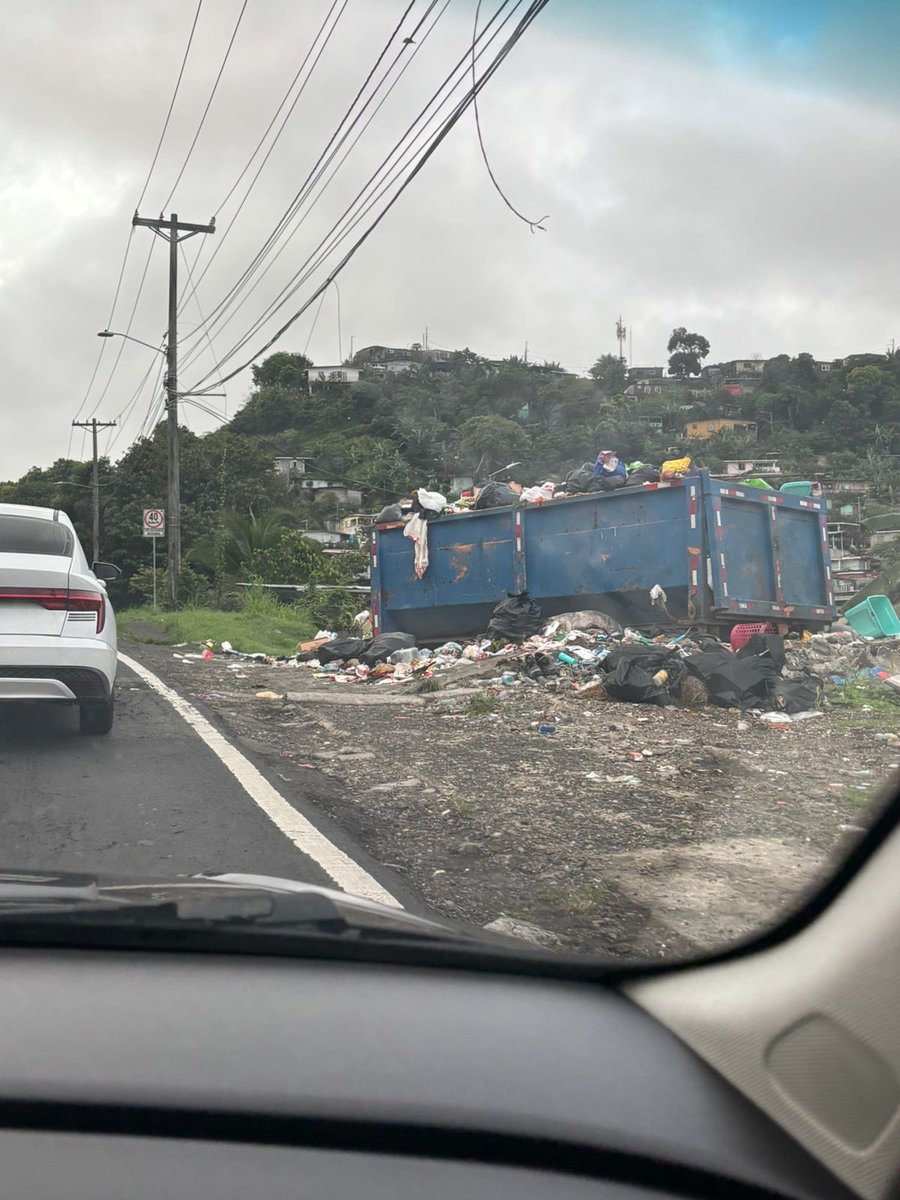 orugama02's tweet photo. @irmaehernandezb @AAUD_Panama hace años pasó por aqui y había un basurero parece que alguien se le ocurrió moverlo cerca a una parada, se volvió 2 basureros, luego a otro se ocurrió colocarlo frente al primero y ahora hay tres basureros, pobre gente que vive allí https://t.co/FKfImNoW5T