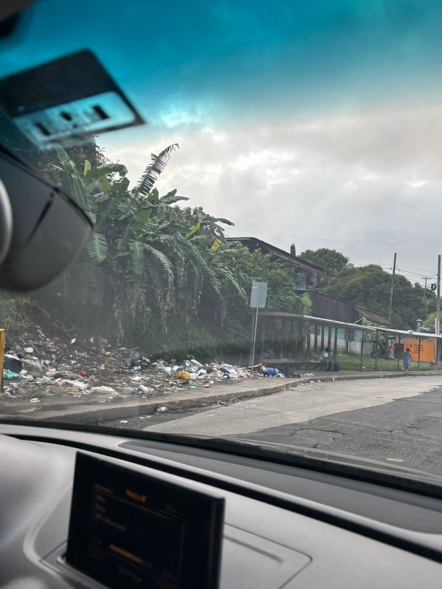 orugama02's tweet photo. @irmaehernandezb @AAUD_Panama hace años pasó por aqui y había un basurero parece que alguien se le ocurrió moverlo cerca a una parada, se volvió 2 basureros, luego a otro se ocurrió colocarlo frente al primero y ahora hay tres basureros, pobre gente que vive allí https://t.co/FKfImNoW5T