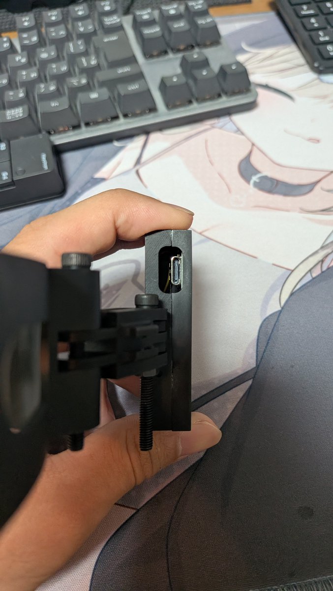 susugoVRC's tweet photo. FocusRay有線モデル届いたんだが付属するUSB-Cが刺せない
なんだこれは https://t.co/x5o7FPh5CL