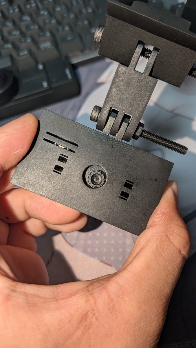 susugoVRC's tweet photo. FocusRay有線モデル届いたんだが付属するUSB-Cが刺せない
なんだこれは https://t.co/x5o7FPh5CL