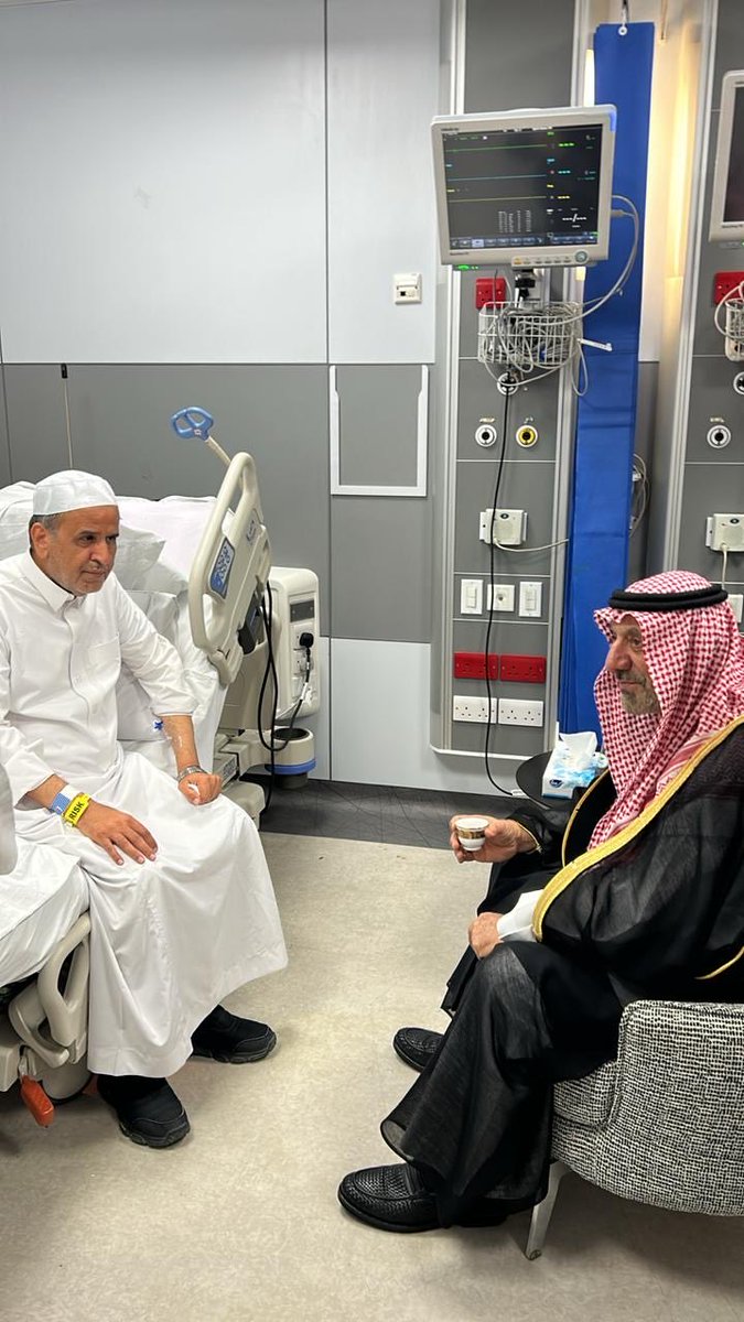 mohdlaban's tweet photo. شرفنا هذا اليوم سمو سيدي الأمير جلوي بن عبدالعزيز بن مساعد، 
امير منطقة #نجران للاطمئنان على صحة والدنا، 
في لفتة كريمة وموقف نبيل نعتز به ونقدّره.
جزاه الله عنا خير الجزاء. https://t.co/ZeBp6P38eG