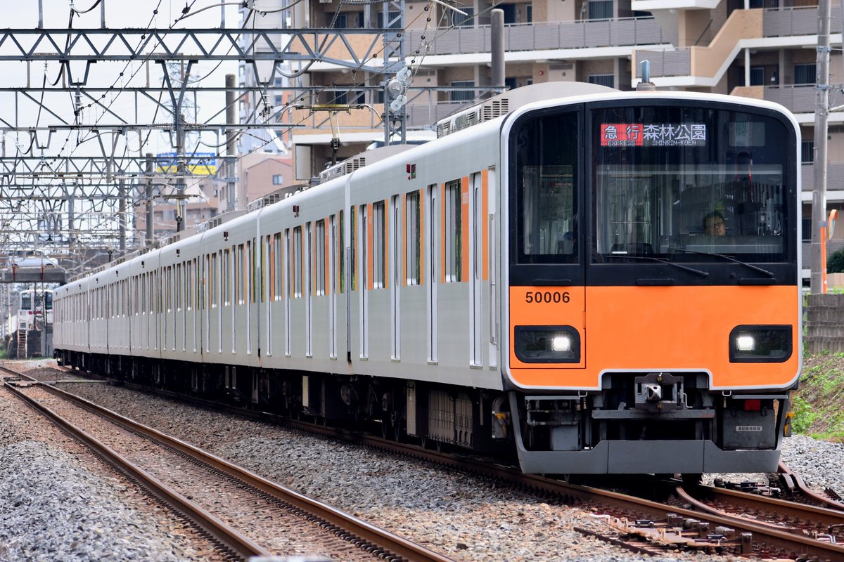 fznofu_2105's tweet photo. 仕事でメーカーと話してた時に「東武50000のモデルは西武20000だぞ」
って教えてくれて、雰囲気似てて納得できた https://t.co/68is4a0Qd4