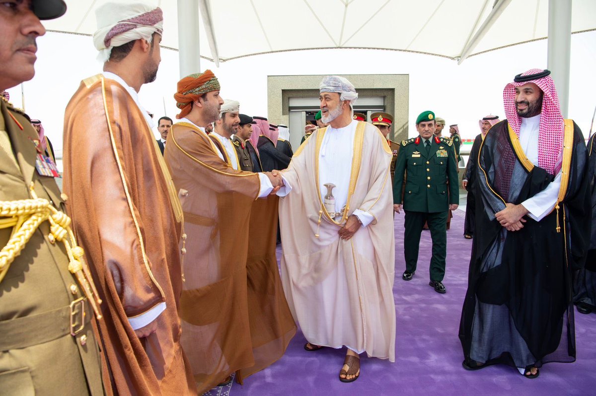 Badermasaker's tweet photo. سلطان عُمان يصل إلى جدة وسمو سيدي #ولي_العهد في مقدمة مستقبليه. https://t.co/bdQOYj8WHX