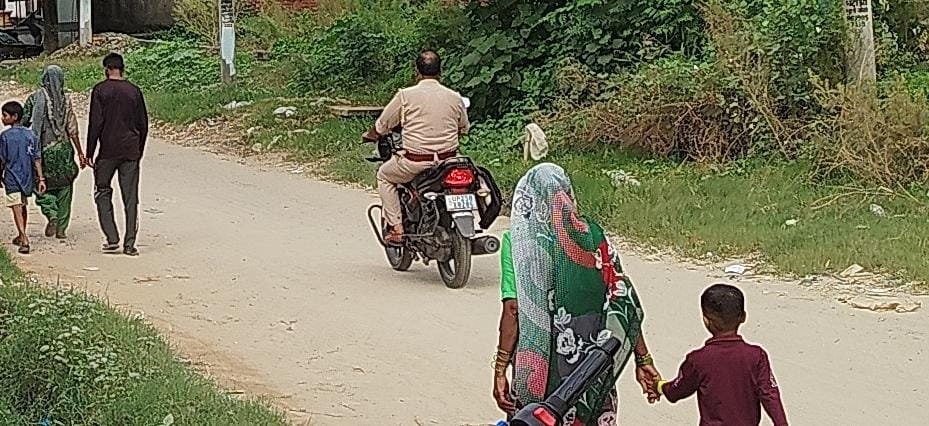 mk5912021's tweet photo. @bijnorpolice @Uppolice @digmoradabad @igrangebareilly @RakshakRajput93 
महोदय जब  पुलिस में दरोगा के पद पर तैनात अपनी मोटर बाइक पर बिना हेलमेट चलता है। तों आम जनता क्या करेगी नियम तों सभी के लिए बराबर है। https://t.co/zojZVrbTEi