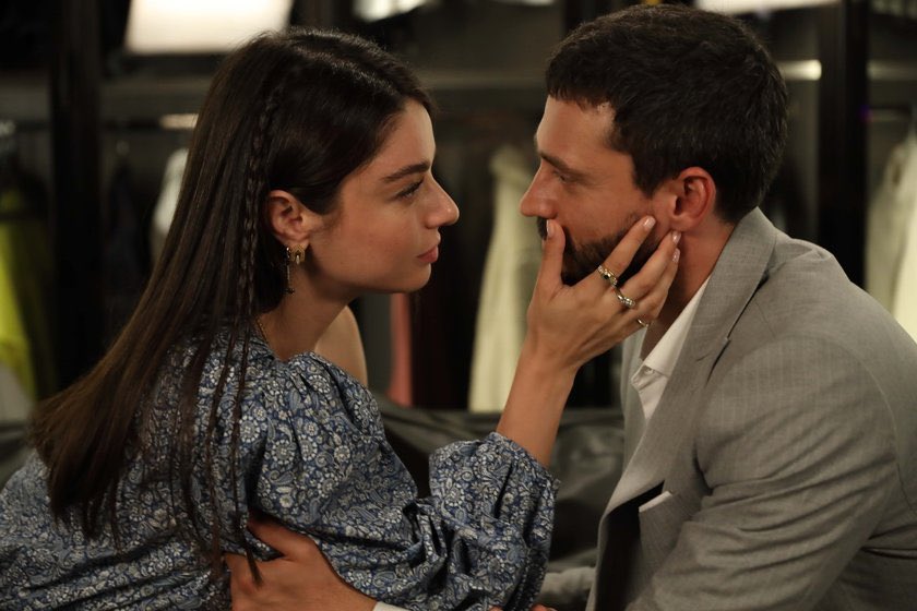 TvDunyasii's tweet photo. #MuhtemelAşk 12. Bölüm Özeti ve Kareleri:

Defne’nin kaçırılmasıyla başlayan tehlike, Kadir’i Hamza’nın kurduğu oyunun içine çeker

Hamza’nın Leyla’yı yeniden Kadir’in hayatına sokma şartını kabul etmiş gibi görünen Kadir, aslında kendi planını çoktan devreye sokmuştur.

Defne’yi korumak için kurulan oyunda ise bu kez Tolga’nın yalanı devreye girer; Defne ve Tolga, Hamza’nın gözü önünde sevgili rolü yapmak zorunda kalır. 

Kadir’in kıskançlığı giderek büyürken, Hamza’nın geçmişindeki sırlar da bir bir açığa çıkar.

Kadir ve Defne yeniden birbirlerine yaklaşırken, tam her şey yoluna girmiş gibi göründüğü anda duyulan silah sesi, gecenin bütün dengelerini altüst edecektir.