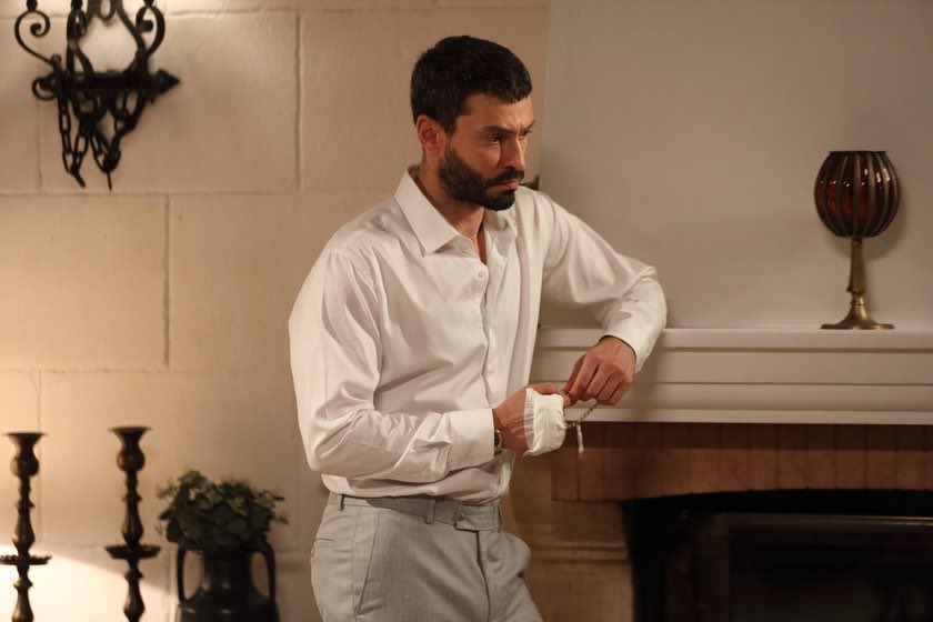 TvDunyasii's tweet photo. #MuhtemelAşk 12. Bölüm Özeti ve Kareleri:

Defne’nin kaçırılmasıyla başlayan tehlike, Kadir’i Hamza’nın kurduğu oyunun içine çeker

Hamza’nın Leyla’yı yeniden Kadir’in hayatına sokma şartını kabul etmiş gibi görünen Kadir, aslında kendi planını çoktan devreye sokmuştur.

Defne’yi korumak için kurulan oyunda ise bu kez Tolga’nın yalanı devreye girer; Defne ve Tolga, Hamza’nın gözü önünde sevgili rolü yapmak zorunda kalır. 

Kadir’in kıskançlığı giderek büyürken, Hamza’nın geçmişindeki sırlar da bir bir açığa çıkar.

Kadir ve Defne yeniden birbirlerine yaklaşırken, tam her şey yoluna girmiş gibi göründüğü anda duyulan silah sesi, gecenin bütün dengelerini altüst edecektir.