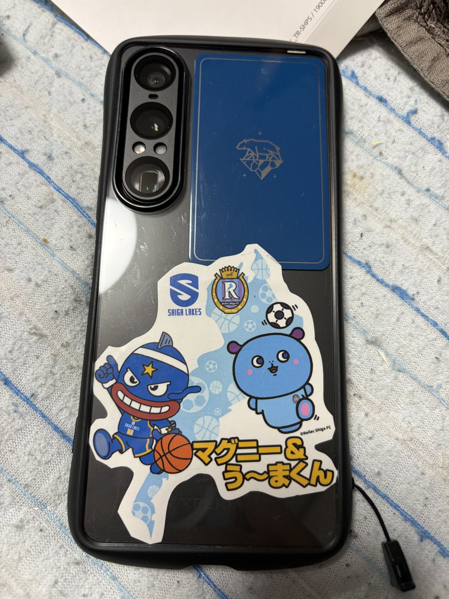 Ein_Direktor's tweet photo. #滋賀レイクス
#レイラック滋賀

おマグとうーまくん
コラボダイカットフィルム

だからフィルムでかいってーw
前のおマグのもでかいしw
まぁこういう使い方は想定されてない
んやろうけどね。

ちょっと端っこハサミいれた。 https://t.co/xDQsgfbFDb