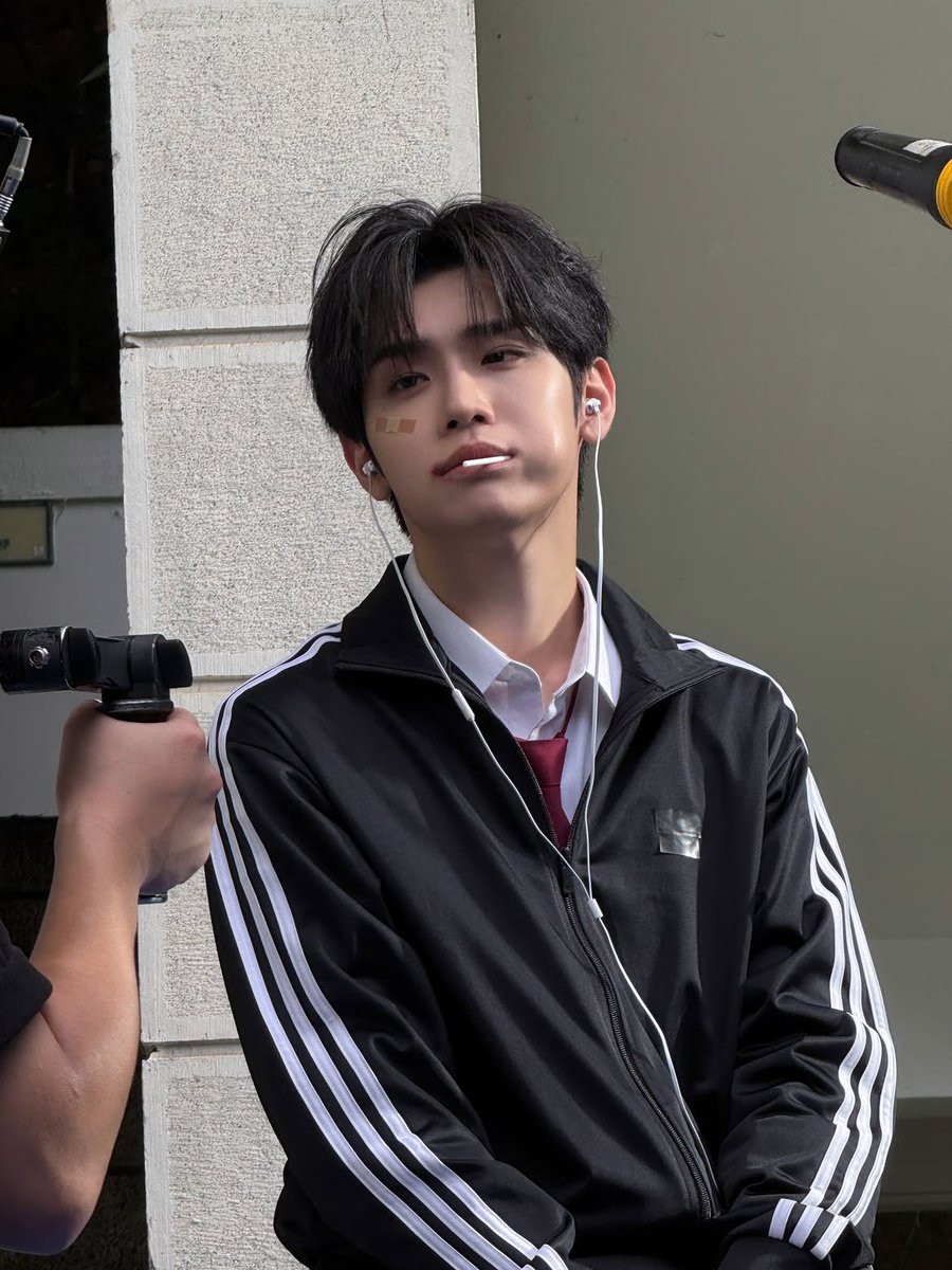 jebidoublelove's tweet photo. 260901 🐥 [ZEROBASEONE Instagram]

뭐가 더 좋아? 📚vs🩹 https://t.co/o514cvypZA