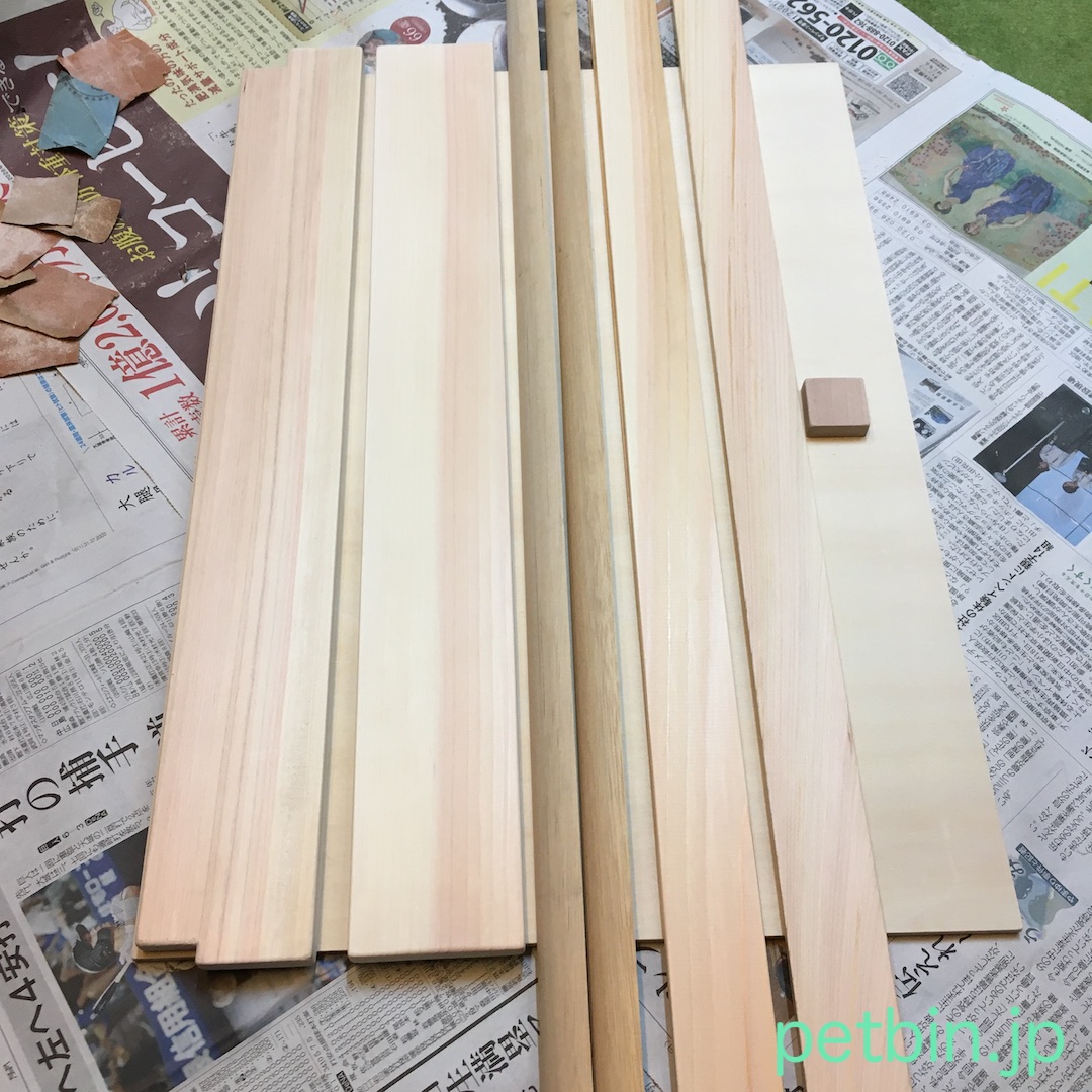 petbin's tweet photo. ペット便オリジナル猫専用ケージには木材を使用した部分がたくさんあって、カドのとがった部分が猫さんに当たって痛くならないように丁寧にやすりをかけて丸く仕上げるびん。やすりだけで何日もかかるびん。誰も気づかないし売上げにもならないけどそれでもやるびん！ペット便のこだわりだびん(*^o^*) https://t.co/uzdHnSioSG