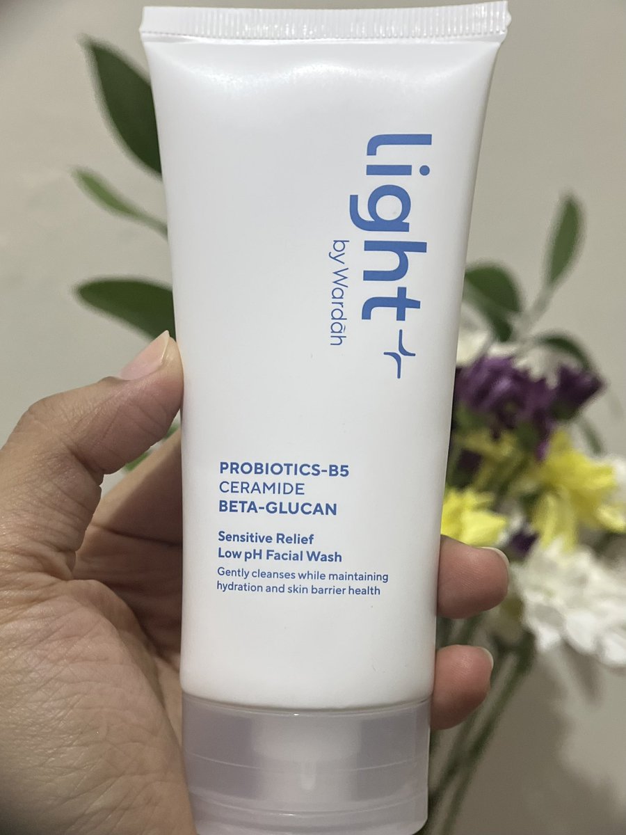lovefdks's tweet photo. apalagi kalau lagi redness, breakout, atau iritasi, berujung coba face washnya LIGHTPLUS yg B5 SENSITIF

dia ni udah low pH,  ultra-gentle, jadi bersihin wajah tanpa bikin kulit terasa ketarik, ril enak bgt after cuci mukaa https://t.co/W6ZRR5LN5E
