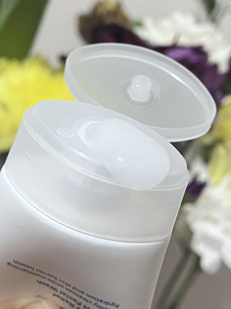 lovefdks's tweet photo. apalagi kalau lagi redness, breakout, atau iritasi, berujung coba face washnya LIGHTPLUS yg B5 SENSITIF

dia ni udah low pH,  ultra-gentle, jadi bersihin wajah tanpa bikin kulit terasa ketarik, ril enak bgt after cuci mukaa https://t.co/W6ZRR5LN5E