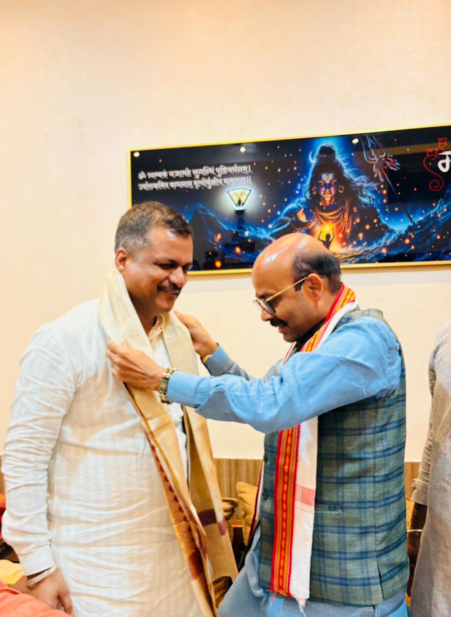HarishD_BJP's tweet photo. आज लखनऊ में अखिल भारतीय विद्यार्थी परिषद प्रदेश कार्यालय पहुँचकर क्षेत्रीय संगठन मंत्री श्री घनश्याम शाही जी एवं प्रान्त संगठन मंत्री  श्री अभिलाष जी से  स्नेहिल भेंट किया ।
​इस दौरान छात्रहित, युवा सशक्तिकरण और संगठनात्मक विषयों पर सकारात्मक चर्चा हुई । 
​छात्र शक्ति - राष्ट्र शक्ति ! वंदे मातरम ! 🇮🇳