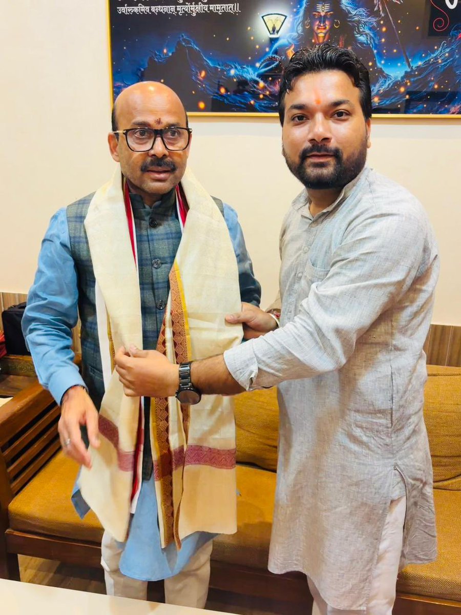HarishD_BJP's tweet photo. आज लखनऊ में अखिल भारतीय विद्यार्थी परिषद प्रदेश कार्यालय पहुँचकर क्षेत्रीय संगठन मंत्री श्री घनश्याम शाही जी एवं प्रान्त संगठन मंत्री  श्री अभिलाष जी से  स्नेहिल भेंट किया ।
​इस दौरान छात्रहित, युवा सशक्तिकरण और संगठनात्मक विषयों पर सकारात्मक चर्चा हुई । 
​छात्र शक्ति - राष्ट्र शक्ति ! वंदे मातरम ! 🇮🇳