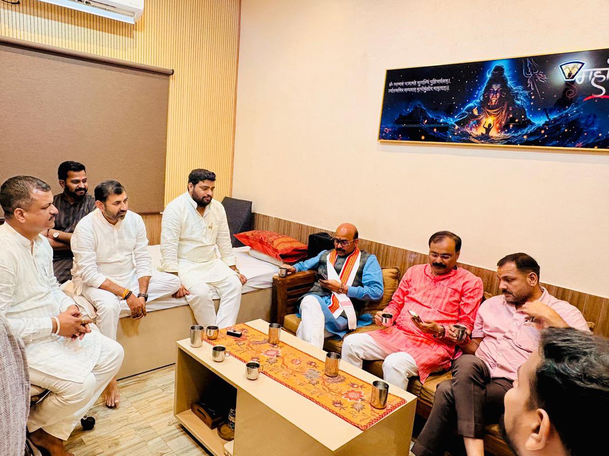 HarishD_BJP's tweet photo. आज लखनऊ में अखिल भारतीय विद्यार्थी परिषद प्रदेश कार्यालय पहुँचकर क्षेत्रीय संगठन मंत्री श्री घनश्याम शाही जी एवं प्रान्त संगठन मंत्री  श्री अभिलाष जी से  स्नेहिल भेंट किया ।
​इस दौरान छात्रहित, युवा सशक्तिकरण और संगठनात्मक विषयों पर सकारात्मक चर्चा हुई । 
​छात्र शक्ति - राष्ट्र शक्ति ! वंदे मातरम ! 🇮🇳