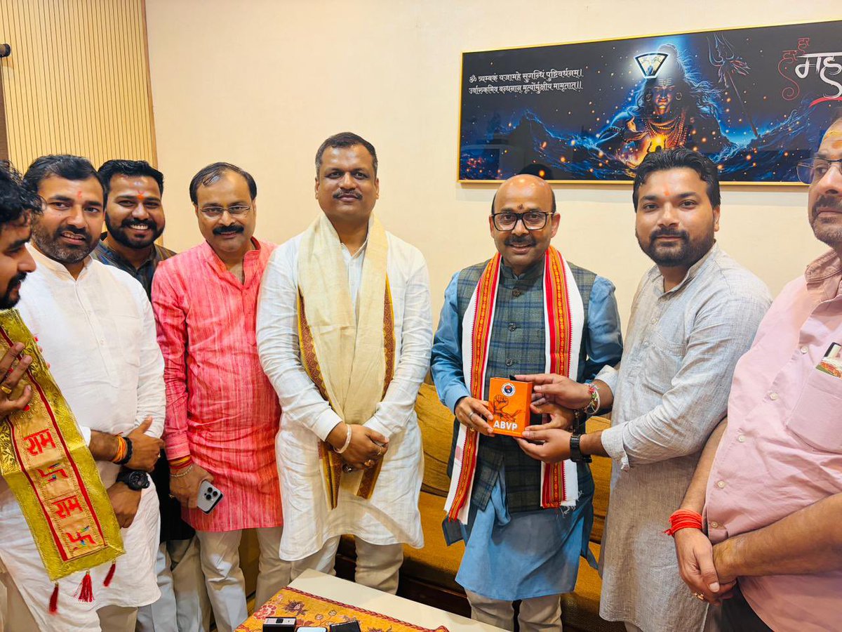 HarishD_BJP's tweet photo. आज लखनऊ में अखिल भारतीय विद्यार्थी परिषद प्रदेश कार्यालय पहुँचकर क्षेत्रीय संगठन मंत्री श्री घनश्याम शाही जी एवं प्रान्त संगठन मंत्री  श्री अभिलाष जी से  स्नेहिल भेंट किया ।
​इस दौरान छात्रहित, युवा सशक्तिकरण और संगठनात्मक विषयों पर सकारात्मक चर्चा हुई । 
​छात्र शक्ति - राष्ट्र शक्ति ! वंदे मातरम ! 🇮🇳