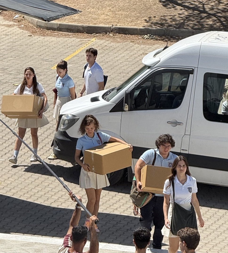 liadaha17's tweet photo. Bu yardım işini Oğuz hoca falan ayarladıysa kral adamdır, ki başka şekilde bunlar buraya hayatta gelmezdi https://t.co/C7Xt4Ipodd