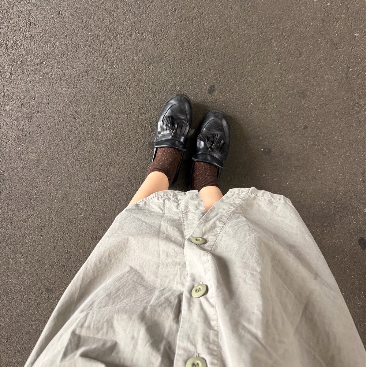 nicko_spoon's tweet photo. 数年間一軍で履いてたローファー水没を繰り返してタッセルまで取れてそろそろ限界がきてる新しいローファー欲しい〜 https://t.co/P3OZcp07Pd