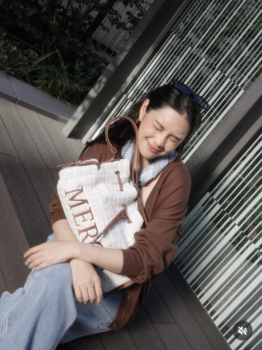 GrammyLT11's tweet photo. นี่กระเป๋าของแง้วนะ อย่��มาแย่งนะ ถ้าอยากได้ไปซื้อกันเองเลย / พิเฌอไม่ได้กล่าว
#CherprangAreekul
#MergeFriends #MergeOnTimeBag https://t.co/FHfYxrnLzq