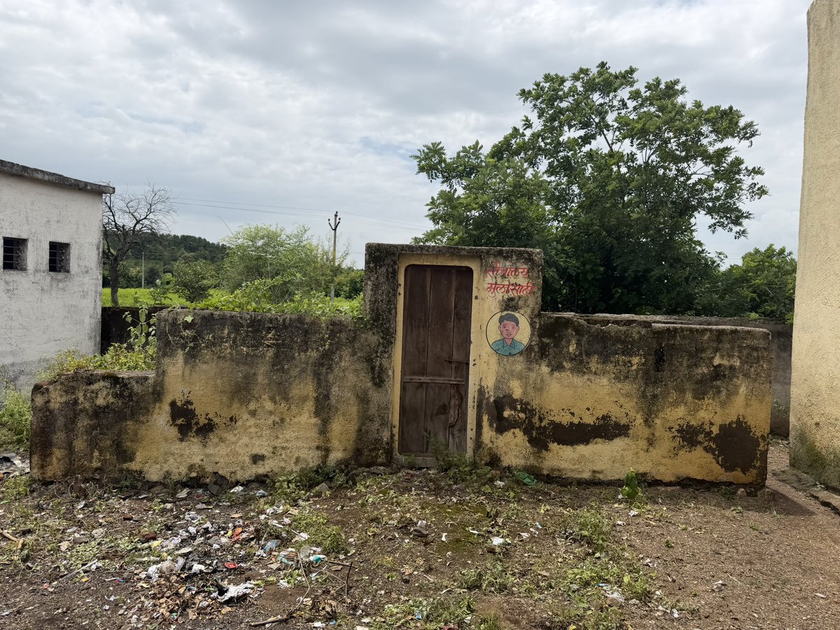 jhoothkidukan's tweet photo. 🚨 FAKE NEWS 🚨

We can clearly see in the image-

शौचालय (Shauchalay): Toilet / Restroom
मुलांसाठी (Mulansathi) – This is a Marathi word meaning For Boys

This picture is from MAHARASHTRA and not PUNJAB. https://t.co/UAu9pvWkuj