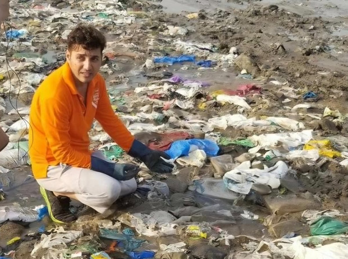 DrSharunS's tweet photo. How One Lawyer Turned a 20 Million Kg Trash Heap Back Into an Ocean Sanctuary

In 2015, Mumbai lawyer Afroz Shah found Versova Beach buried under 5.5 feet of rotting plastic.
​Instead of waiting for authorities, he and an 84 year old neighbor grabbed trash bags and started cleaning it by hand every weekend.

​What followed:
120+ consecutive weeks of cleanups
20,000,000+ kg of trash cleared
Thousands of citizens mobilized

​By 2018, Olive Ridley sea turtles returned to nest on the beach for the first time in 20 years, and the UN awarded Shah the Champions of the Earth title.