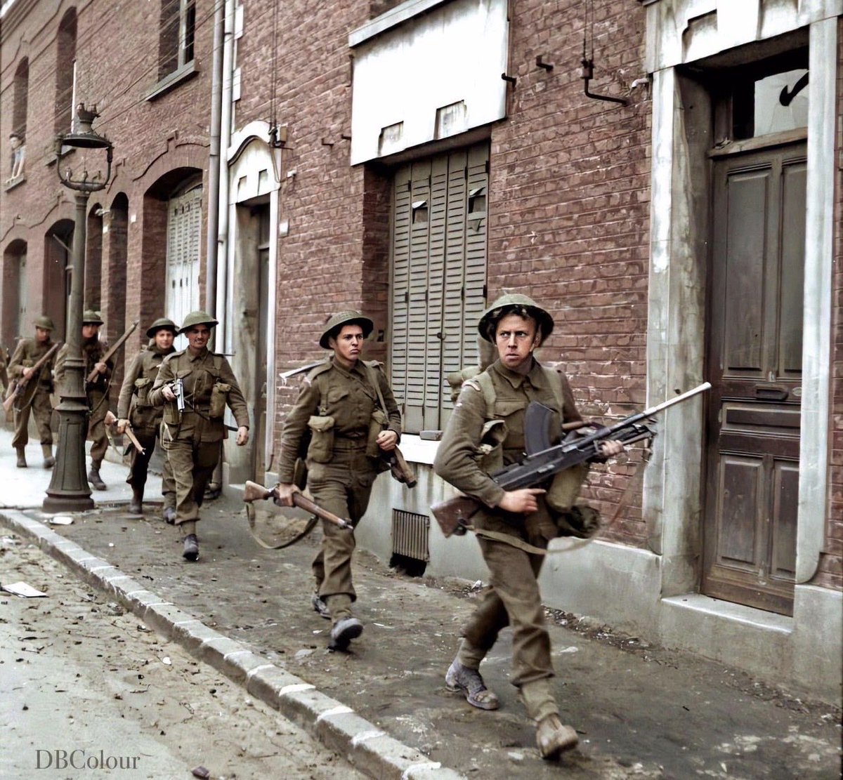 colour_history's tweet photo. 1 September 1944
British Infantry of the 5th. Coldstream Guards patrol through Arras, France. 
Sgt Phil Roland Wilkin is 3rd in line with the Mk lll Sten gun, second man in line is GDSM Ernest Goodman, fourth man in line is GDSM Archie Newman.

IWM BU 254 https://t.co/ylaDH0hbbf