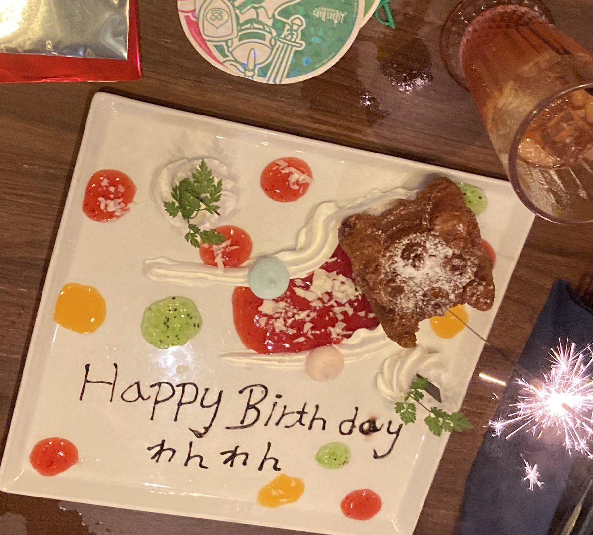 Syanack11's tweet photo. ルイーダの酒場のバースデープレートってメッセージカードとかかなと思ってたので
ケーキ(花火つき)がでてきてびっくり

レベルアップの音とともに祝福してくれるのとても気持ちよかったのでみんなも誕生日はルイーダの酒場に行こう！ https://t.co/NWrCISB0Ow
