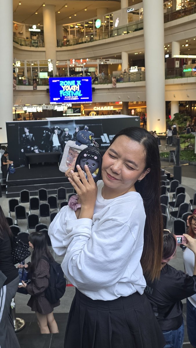 anahnim's tweet photo. Finally reunited after 6months with @RIIZE_official PLEASE COME TO JAKARTA SOONNNNN #RIIZE #RIIZEINSG #RIIZEFS https://t.co/ClWOoTReEx