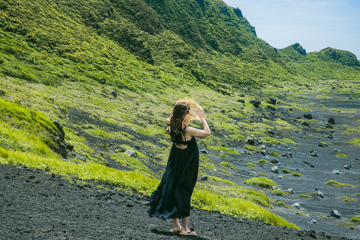haratsumugi's tweet photo. 写真集『Bloom』発売まであと10日🌸

ついにあと10日…！🥹📖
大島で撮影した、いろんな私がぎゅっと詰まっています🌿♡

9/11、楽しみにしててね☺️

写真集ご予約はこちら💁🏻‍♀️ https://t.co/UdULENQhXR

イベントご予約はこちら💁🏻‍♀️ https://t.co/0Q0MunmpTz https://t.co/yKVKgAWD7V