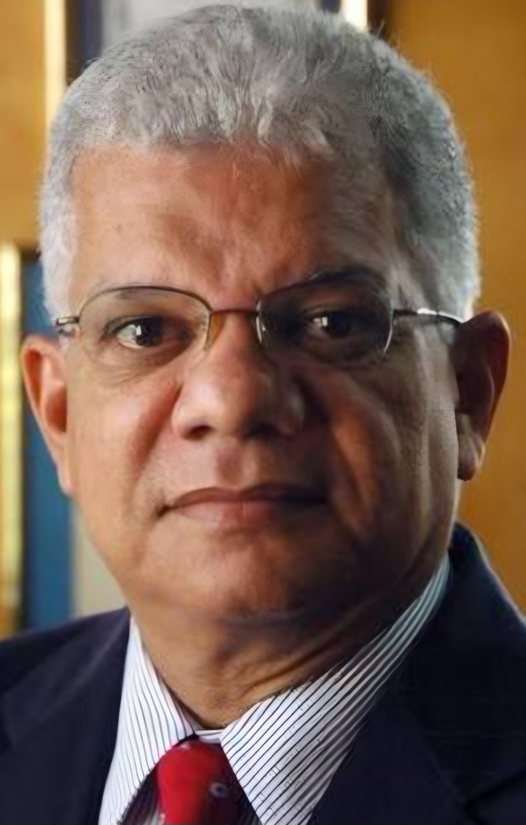 johhnyarrendel's tweet photo. Guerrero exige a Leonel lo que no exigió a Balaguer

Miguel Guerrero es una  cumbre del periodismo dominicano.

Escritor.

Cronista de la historia reciente.

Columnista de oficio largo y estilo propio.

Eso está fuera de duda.

Sin embargo, su tesis sobre Leonel Fernández luce inconsistente.

Presenta la edad, los tres períodos y la “búsqueda del poder” como un problema democrático. 

Un ciclo que debió cerrarse, un relevo que se estanca.

Ese listón no lo usó con Joaquín Balaguer.

En 1986 Balaguer tenía 80 años y volvía después de doce años de gobierno. 

Traía encima el peso de haber sido presidente en la etapa final del trujillismo. 

Buscaba otro ciclo largo.

Su físico ya era endebley dependía de terceros para lo básico. 

Le leían. 

Le informaban el país y el mundo.

Firmaba lo que le ponían delante.

Guerrero lo apoyó. 

Fue parte de ese entorno. 

No lo denunció entonces como obstáculo generacional ni como obsesión irracional.

Luego llegó Danilo Medina.

Medina reformó la Constitución para reelegirse. 

Intentó ir más lejos: continuismo con otro ropaje.

Guerrero pasó de crítico a talento contratado en relaciones públicas. 

El talento es real y la evidencia del viraje también.

Después llegó Luis Abinader.

Los primeros tres años y medio, oposición, pero hoy lo defiende a rajatabla. 

Incluidos informes oficiales que antes habría cuestionado con más distancia.

El cambio de tono es un hecho y su criterio selectivo, también.

Leonel Fernández no es candidato todavía. 

Acaba de hablar de posibles candidaturas de Fuerza del Pueblo, en plural. 

Ni siquiera está cerrado el escenario.

Aun así, Guerrero insiste: que no busque el poder, que ceda el paso, que su ciclo terminó en 2012.

La coherencia que exige a Leonel no la aplica a su propia trayectoria.

No hay mea culpa por Balaguer octogenario y disminuido. 

Tampoco por el danilato ni por su aterrizaje en el gobierno actual.

Sin esa explicación, el argumento no es un principio sino una convicción personal aplicada con rigor desigual.

Se puede reconocer al gran periodista y, al mismo tiempo, señalar la evidencia: el estándar cambia según el nombre.

Eso no es ataque. 

Es pedir la misma vara

@GuerreroMiguelE @hectorherrerac lo