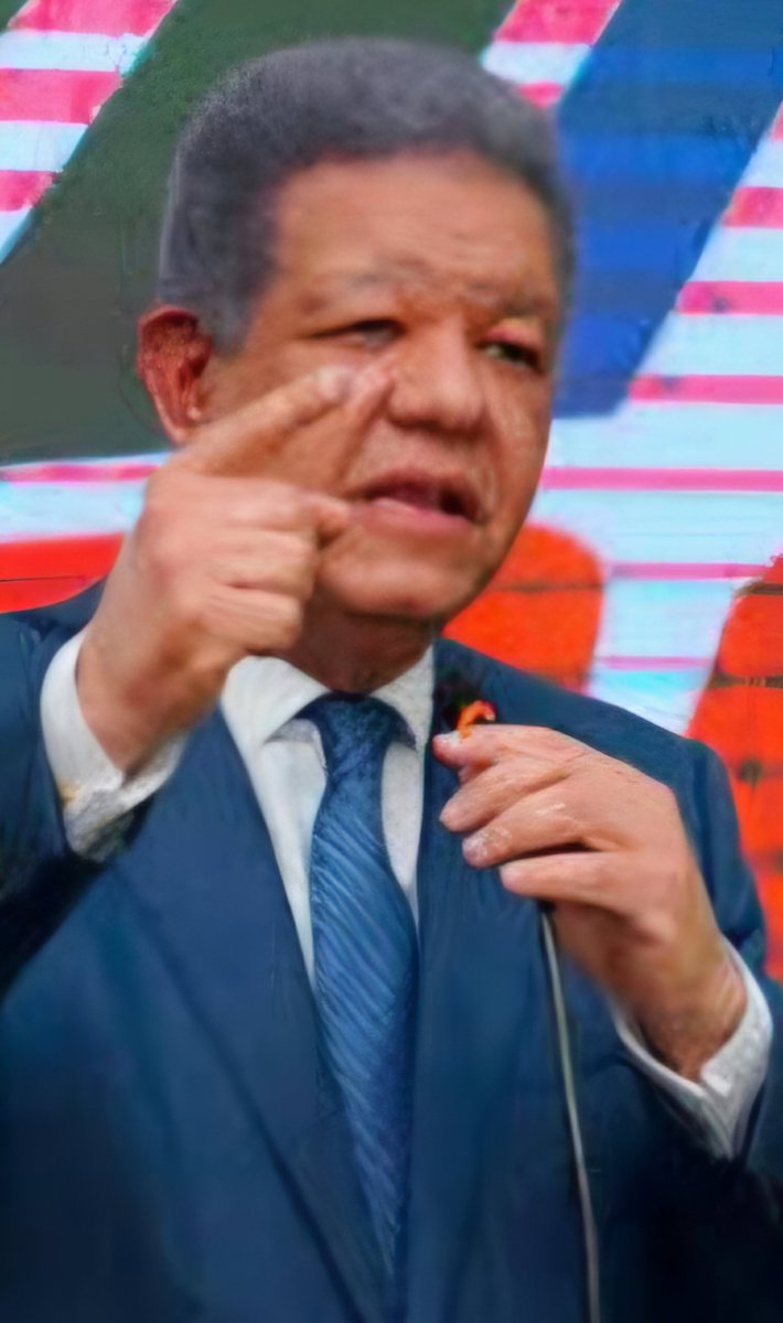 johhnyarrendel's tweet photo. Guerrero exige a Leonel lo que no exigió a Balaguer

Miguel Guerrero es una  cumbre del periodismo dominicano.

Escritor.

Cronista de la historia reciente.

Columnista de oficio largo y estilo propio.

Eso está fuera de duda.

Sin embargo, su tesis sobre Leonel Fernández luce inconsistente.

Presenta la edad, los tres períodos y la “búsqueda del poder” como un problema democrático. 

Un ciclo que debió cerrarse, un relevo que se estanca.

Ese listón no lo usó con Joaquín Balaguer.

En 1986 Balaguer tenía 80 años y volvía después de doce años de gobierno. 

Traía encima el peso de haber sido presidente en la etapa final del trujillismo. 

Buscaba otro ciclo largo.

Su físico ya era endebley dependía de terceros para lo básico. 

Le leían. 

Le informaban el país y el mundo.

Firmaba lo que le ponían delante.

Guerrero lo apoyó. 

Fue parte de ese entorno. 

No lo denunció entonces como obstáculo generacional ni como obsesión irracional.

Luego llegó Danilo Medina.

Medina reformó la Constitución para reelegirse. 

Intentó ir más lejos: continuismo con otro ropaje.

Guerrero pasó de crítico a talento contratado en relaciones públicas. 

El talento es real y la evidencia del viraje también.

Después llegó Luis Abinader.

Los primeros tres años y medio, oposición, pero hoy lo defiende a rajatabla. 

Incluidos informes oficiales que antes habría cuestionado con más distancia.

El cambio de tono es un hecho y su criterio selectivo, también.

Leonel Fernández no es candidato todavía. 

Acaba de hablar de posibles candidaturas de Fuerza del Pueblo, en plural. 

Ni siquiera está cerrado el escenario.

Aun así, Guerrero insiste: que no busque el poder, que ceda el paso, que su ciclo terminó en 2012.

La coherencia que exige a Leonel no la aplica a su propia trayectoria.

No hay mea culpa por Balaguer octogenario y disminuido. 

Tampoco por el danilato ni por su aterrizaje en el gobierno actual.

Sin esa explicación, el argumento no es un principio sino una convicción personal aplicada con rigor desigual.

Se puede reconocer al gran periodista y, al mismo tiempo, señalar la evidencia: el estándar cambia según el nombre.

Eso no es ataque. 

Es pedir la misma vara

@GuerreroMiguelE @hectorherrerac lo