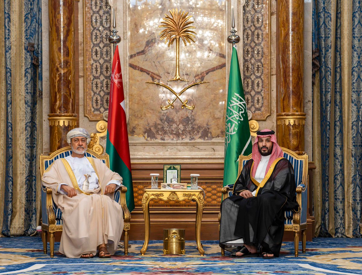 OmanNewsAgency's tweet photo. #عاجل

جلالةُ السُّلطان المُعظّم /حفظهُ اللهُ ورعاهُ / يقوم بزيارة أخوية خاصة للمملكة العربية #السعودية الشقيقة، عقد خلالها لقاءً مع صاحب السمو الملكي الأمير ولي العهد رئيس مجلس الوزراء السعودي بــ #جدة، حيث بحثا مسار العلاقات الأخوية الراسخة بين البلدين الشقيقين، وأوجه تنميتها في مختلف القطاعات، كما تم تبادل الآراء حول مستجدات أبرز القضايا الراهنة، والحلول الكفيلة بتحقيق التهدئة والسلم، لضمان سلامة الدول والشعوب والحفاظ على اقتصاداتها ومصالحها. 

https://t.co/4iVjlAF4y5

#العُمانية