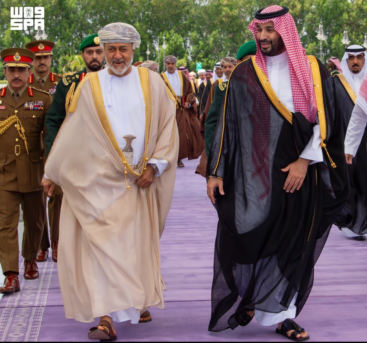 tmrrah9's tweet photo. ( استقبال خاص )

سمو ولي العهد السعودي الأمير محمد بن سلمان يستقبل سلطان عمان من المطار https://t.co/ppDg4mPPGF