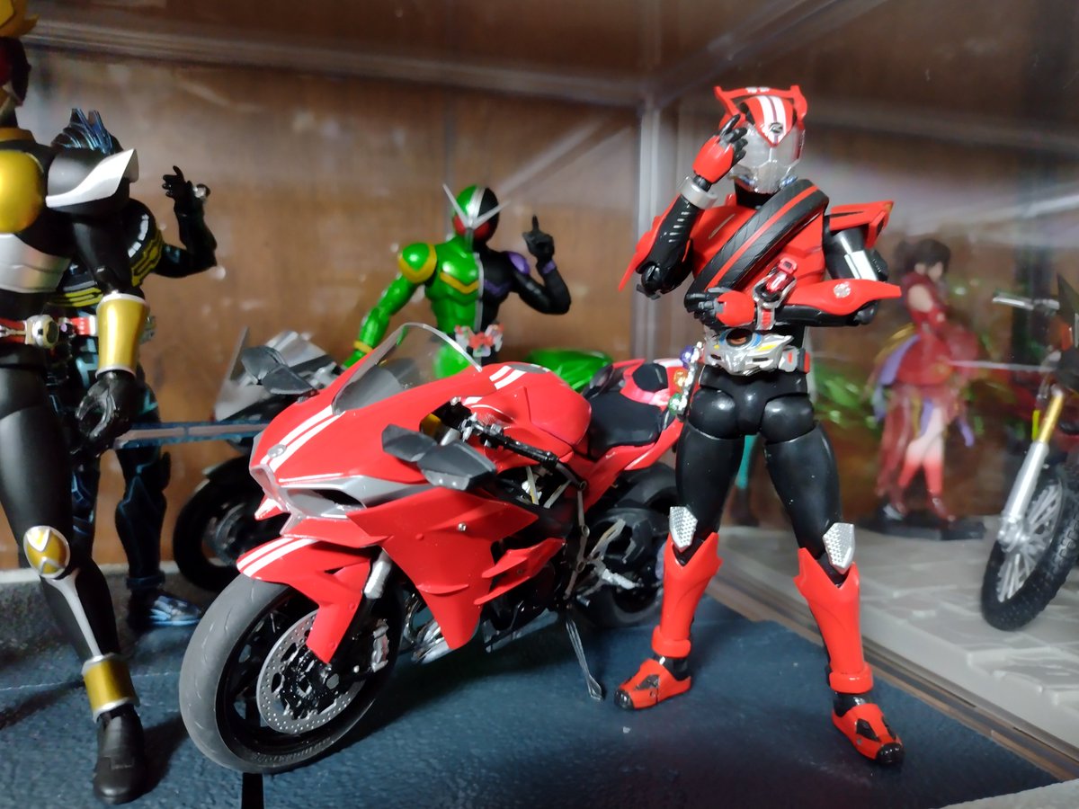 217nyon's tweet photo. フロントにRマークを追加！（アーツドライブの額を複製）
いいんじゃないかな！
#仮面ライダードライブ
#フィギュアーツ https://t.co/yM8VqRoe3T