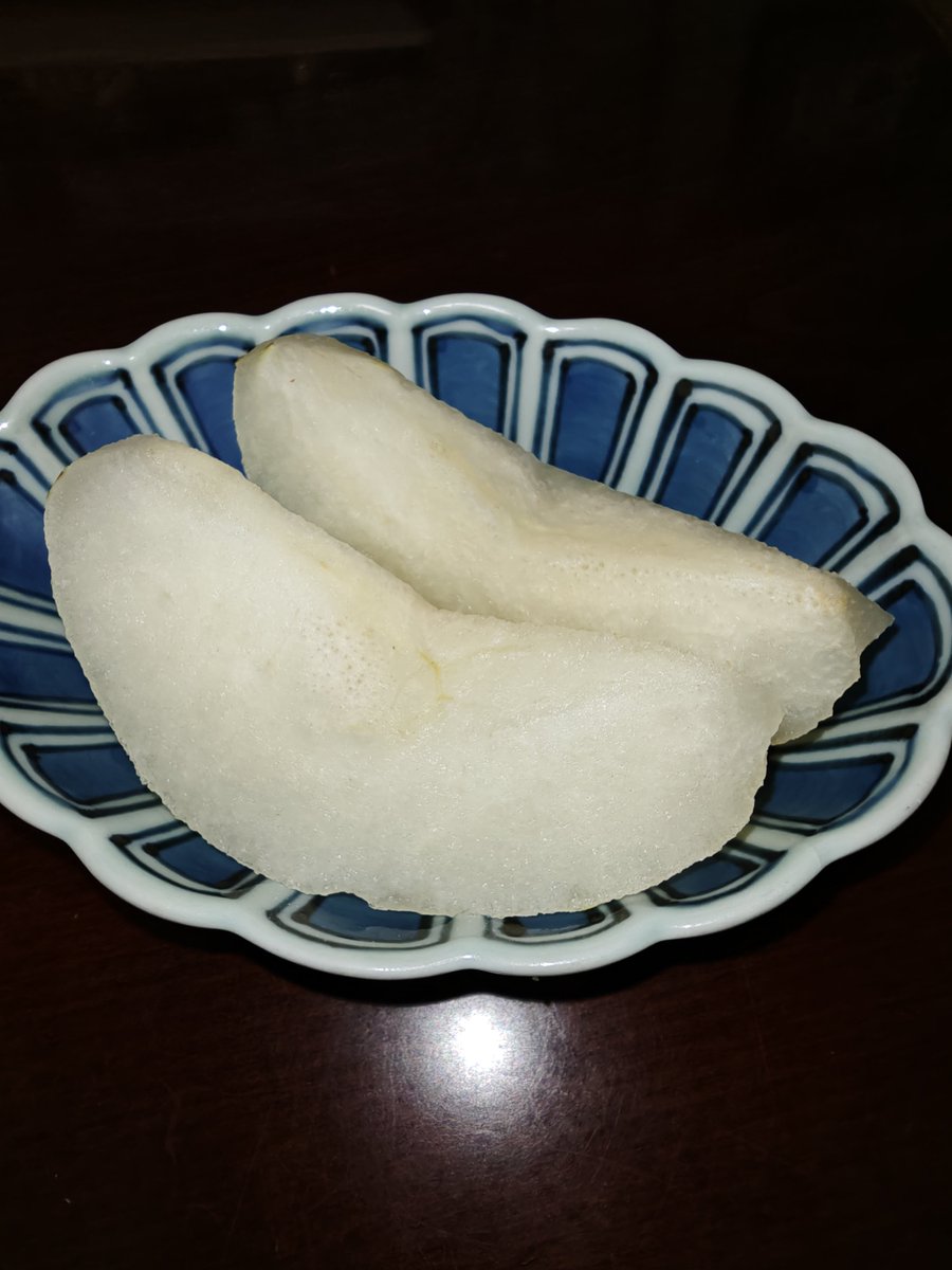 takehirochan's tweet photo. 贈り物の千葉の梨です。美味しくいただきました。食べ物は暦どおり秋ものですね。 https://t.co/cgdSLu8D2L
