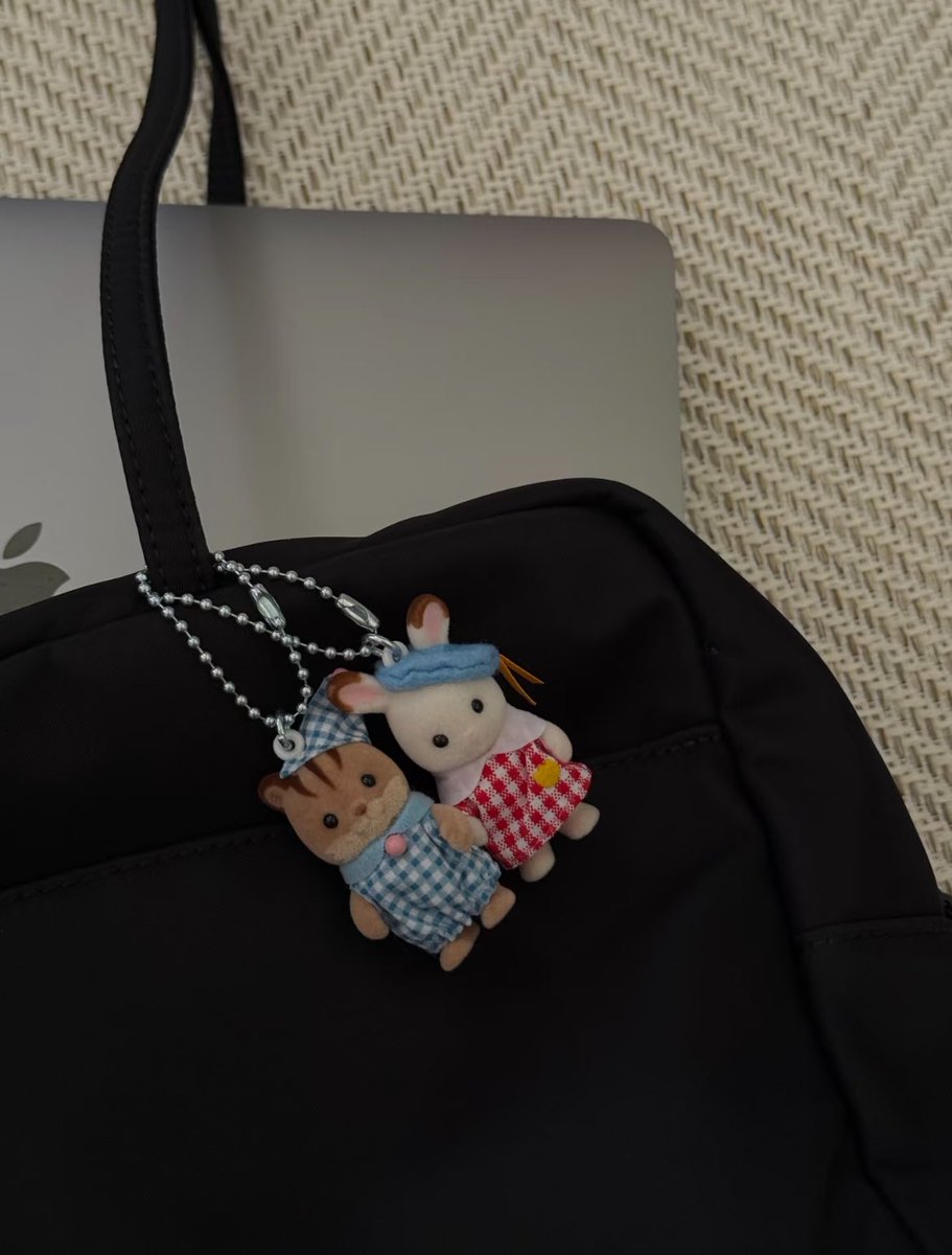 edfens's tweet photo. EH KEYCHAIN SYLVANIAN FAMILIES... EMANG BOLEH SELUCU INI HAH?! 🥹 https://t.co/pnVtDRtsTf